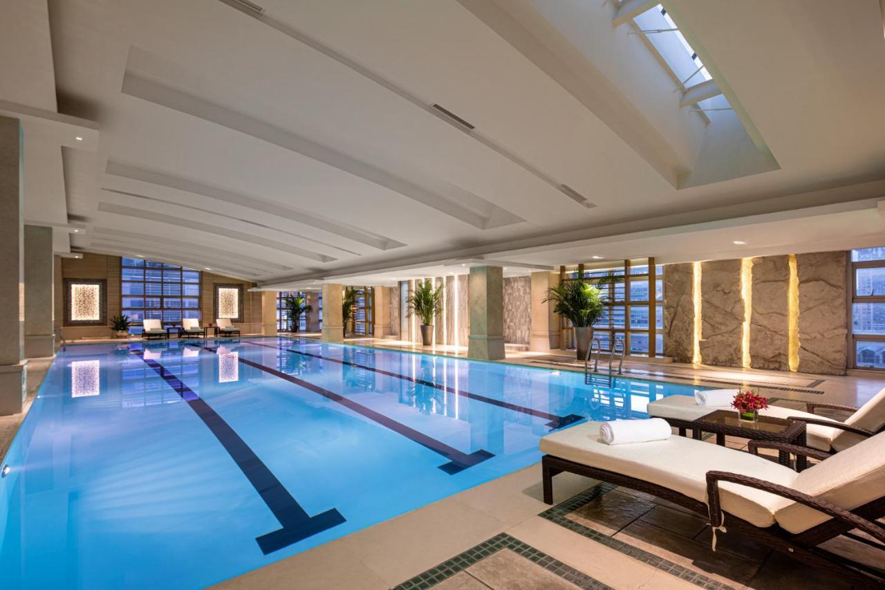 Crowne Plaza Shanghai Nanjing Road By Ihg Exterior foto The pool at the Mandarin Oriental, Beijing