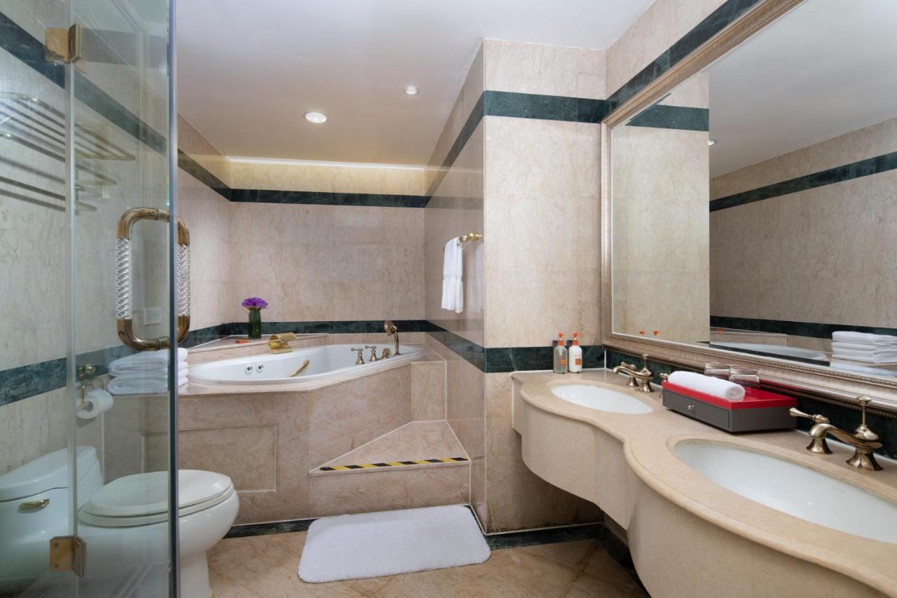 Crowne Plaza Shanghai Nanjing Road By Ihg Exterior foto A bathroom in a hotel