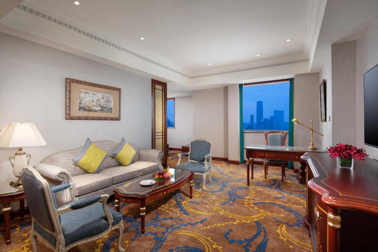 Crowne Plaza Shanghai Nanjing Road By Ihg Exterior foto A suite at the hotel