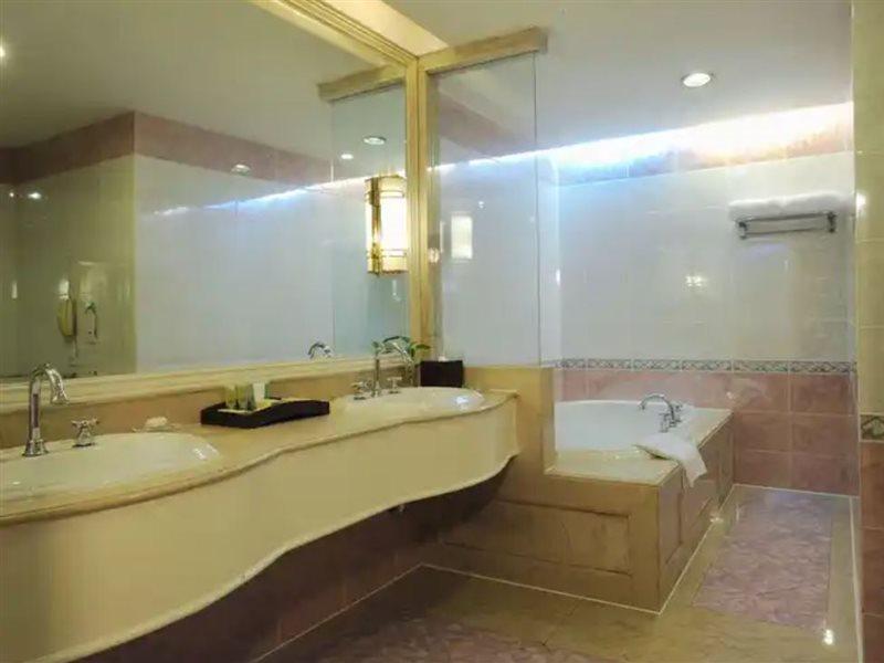 Crowne Plaza Shanghai Nanjing Road By Ihg Exterior foto Bathroom