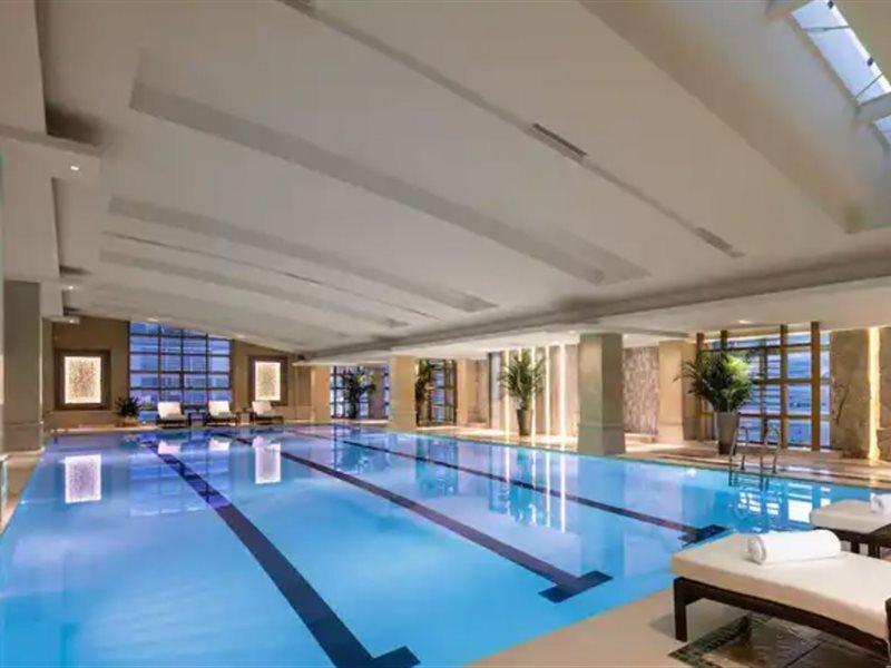 Crowne Plaza Shanghai Nanjing Road By Ihg Exterior foto The pool at the Four Seasons Hotel