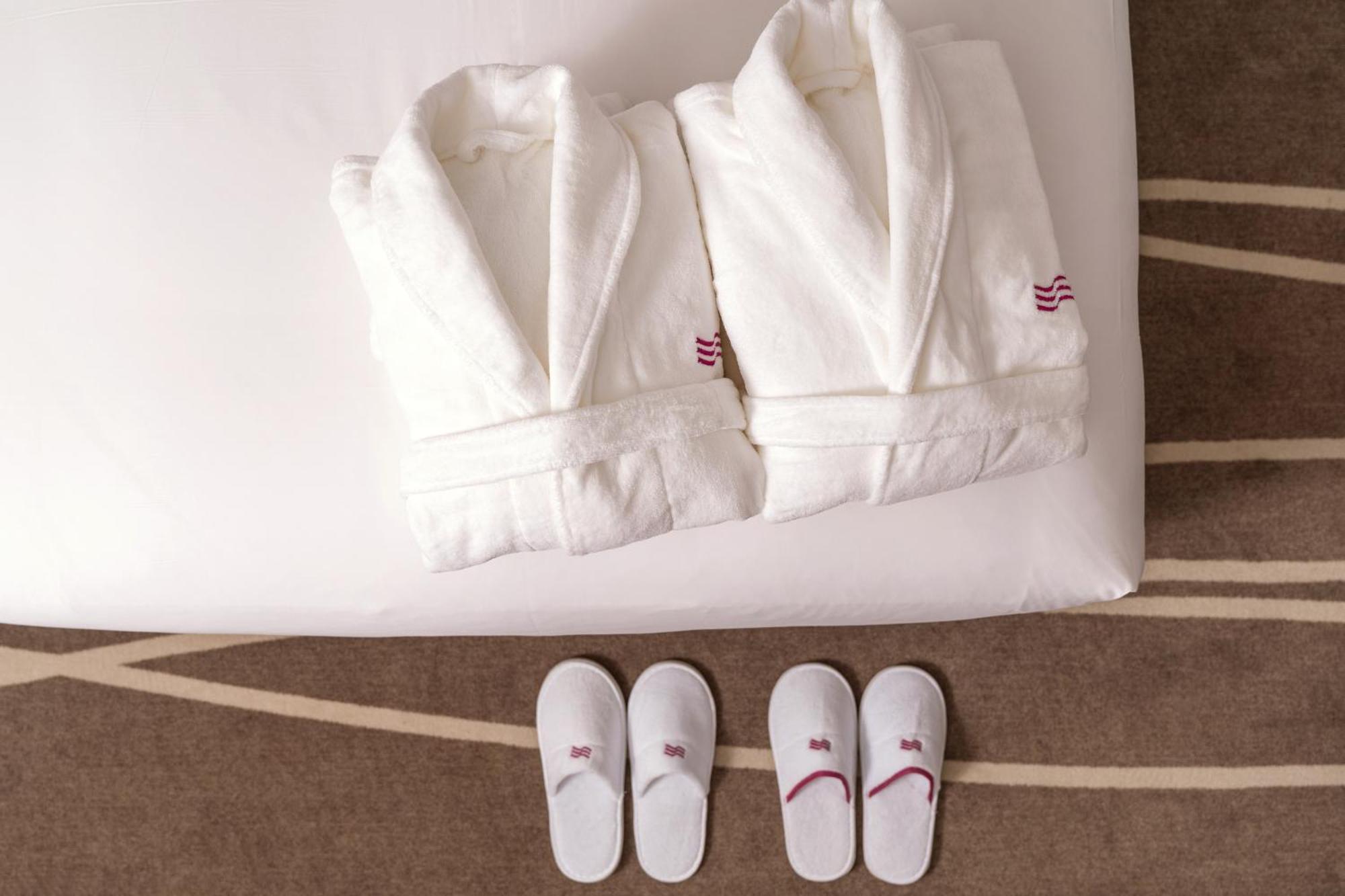 Crowne Plaza Shanghai Nanjing Road By Ihg Exterior foto Bathrobe and slippers